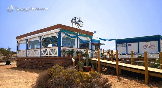 Chiringuito desmontable con pergola y aseos sobre pilotes