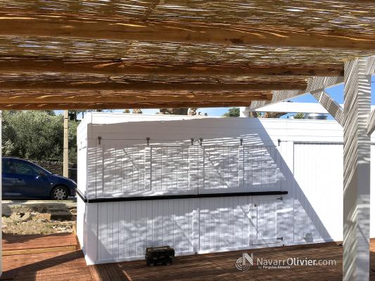 Chiringuito desmontable con pérgola y suelo en su terraza