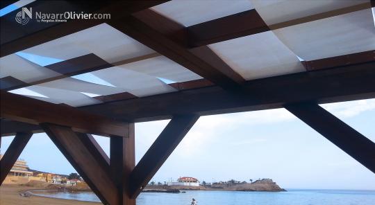 Pérgola desmontable de luz filtrada