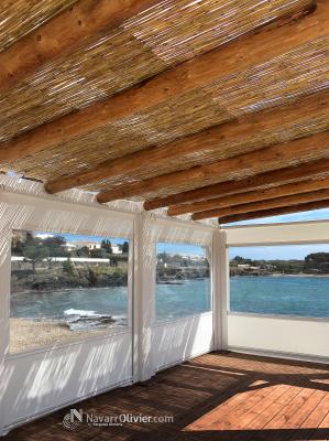 Pérgola desmontable con toldos de cerramiento para chiringuito en Cadaqués