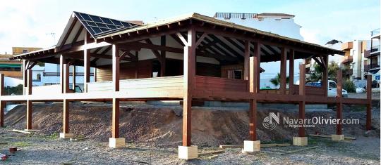 Montaje de chiringuito con terraza pilotada en Villaricos, Almería