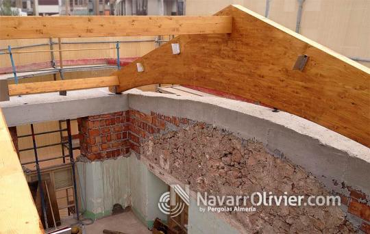 Construcción con cerchas de madera laminar en Lorca