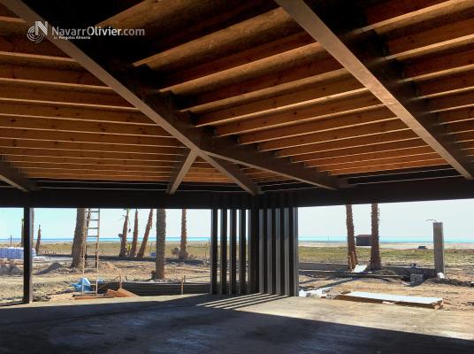 Cubierta en vigas laminadas y doble T para Maráu Beach Club, Puerto Rey, Almería