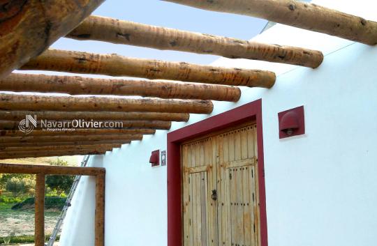 Montale de pérgola con tronco natural. navarrolivier.com