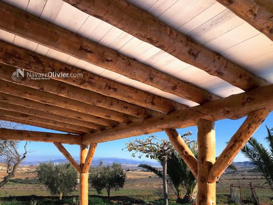 Pérgola rústica en tronco descortezado de pino gallego