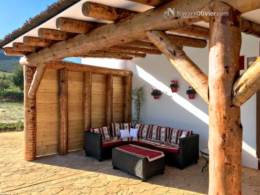 Pérgola adosada en tronco natural descortezado. navarrolivier.com