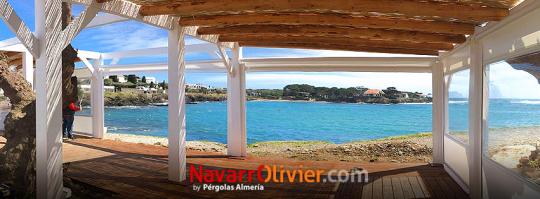 Terraza para chiringuito en madera para exterior con pérgolas y toldos verticales