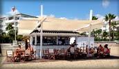 Chiringuito de madera con pergola de sombraje