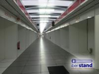 stands exteriores con pasillo cubierto y tarima