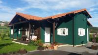Casa con aplicación de corcho ecológico proyectado en color verde Casa con aplicación de corcho ecológico proyectado en color verde
