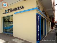 Rotulos en fachada de empresa constructora