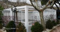 Pergola con cerramiento para terraza de uso com&uacute;n en Camping Sant Miquel, Colera, Girona